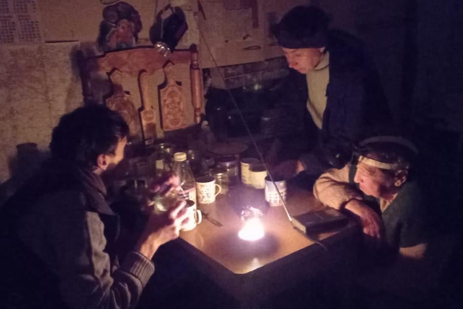 غانا كوتيلنيكوفا، وهي طبيبة تخدير، وعائلتها، تحاول التقاط إرسال موجات الراديو للحصول للاستعلام عن الوضع داخل المدينة، في 7 مارس/آذار 2022. 