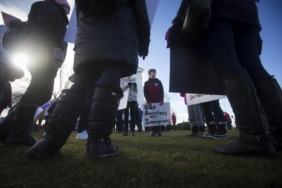 Une manifestation en faveur des droits des migrants, tenue le 12 février 2017 au point de passage frontalier « Peace Arch-Douglas » à Surrey, en Colombie-Britannique au Canada, près de la frontière avec les États-Unis. 
