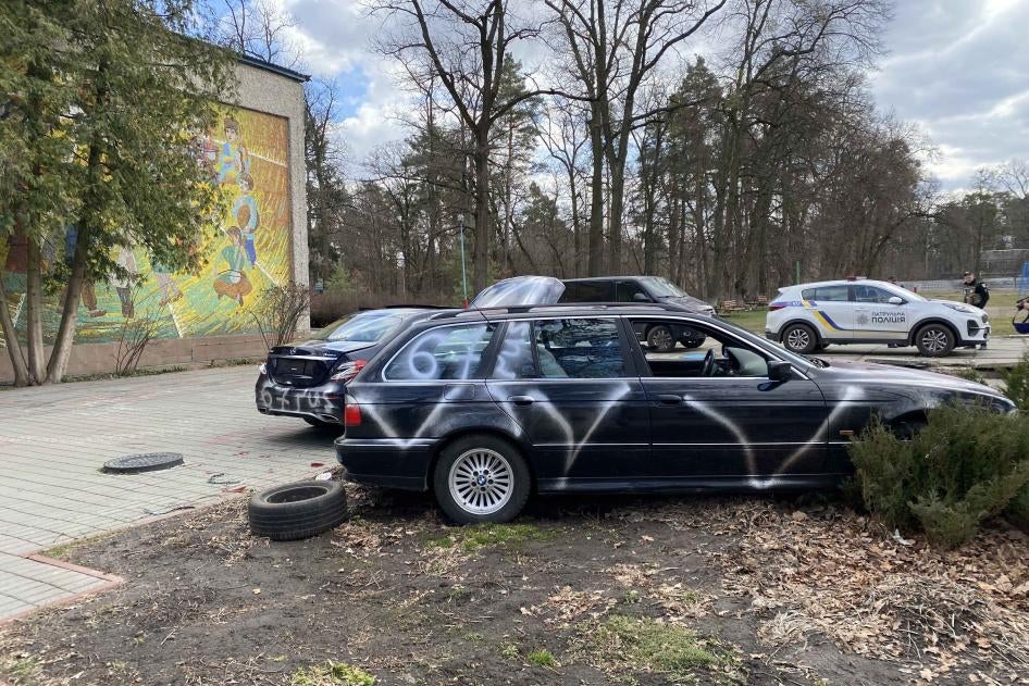 Частные автомобили, разрисованные буквой «V» в детском лагере