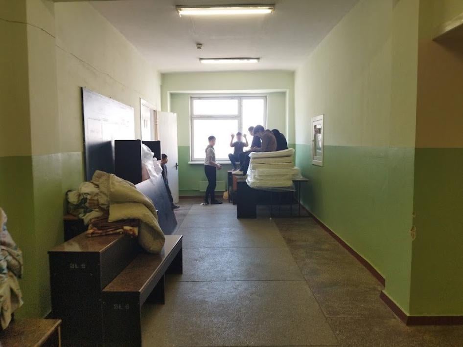 Дети машут фотографу рукой в коридоре центра FRISPA. Кишинев, Молдова, конец марта 2022. 