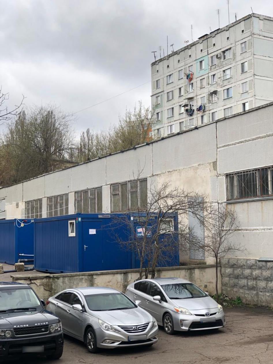 Контейнеры с душевыми кабинами у центра FRISPA. В течение первых нескольких дней после прибытия беженцев в центре была только одна душевая с небольшим водонагревателем. Кишинев, Молдова, апрель 2022. 