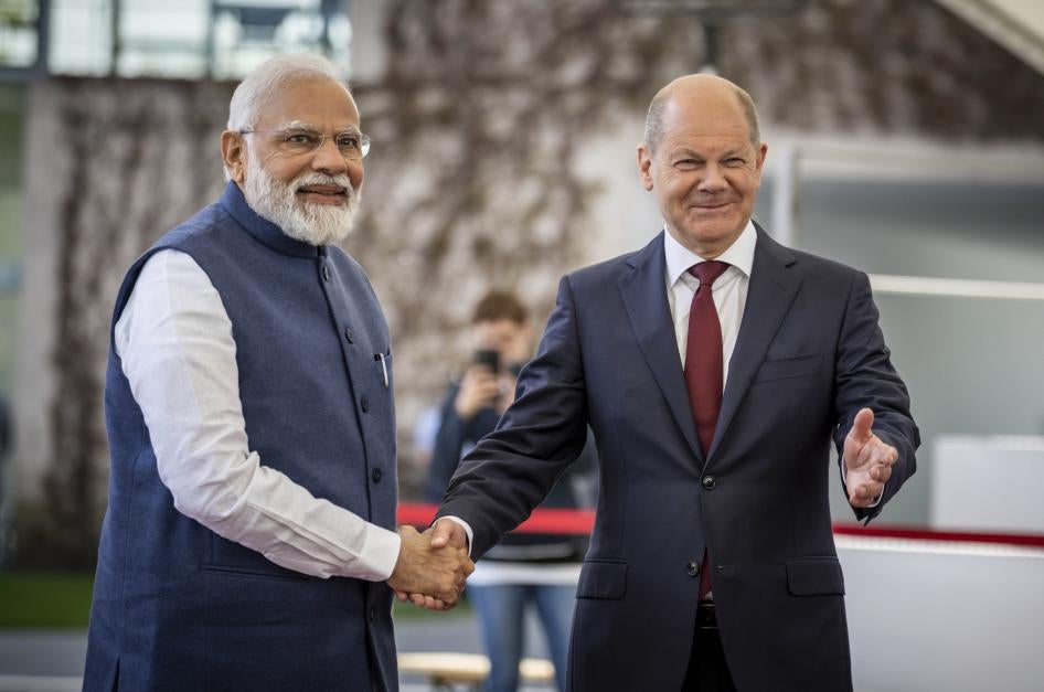 German Chancellor Olaf Scholz (right) welcomes Indian Prime Minister Narendra Modi
