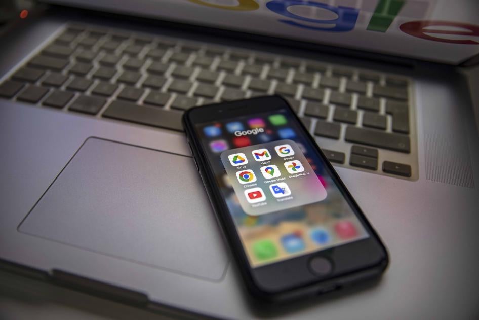 Un téléphone portable avec les icônes de diverses applications Google (dont Google Drive et la messagerie Gmail).