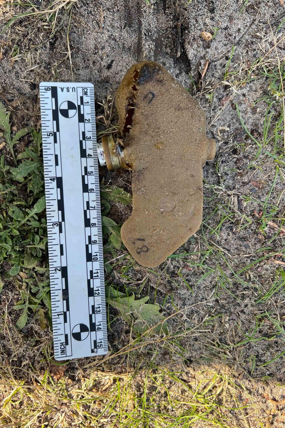 Une autre mine antipersonnel PFM-1S (également appelée mine « papillon » ou mine « pétale ») ayant explosé, retrouvée par Human Rights Watch dans la région d'Izioum, en Ukraine, en septembre 2022. Ce type de mine est disponible en plusieurs couleurs, dont vert ou marron, comme celle-ci. 