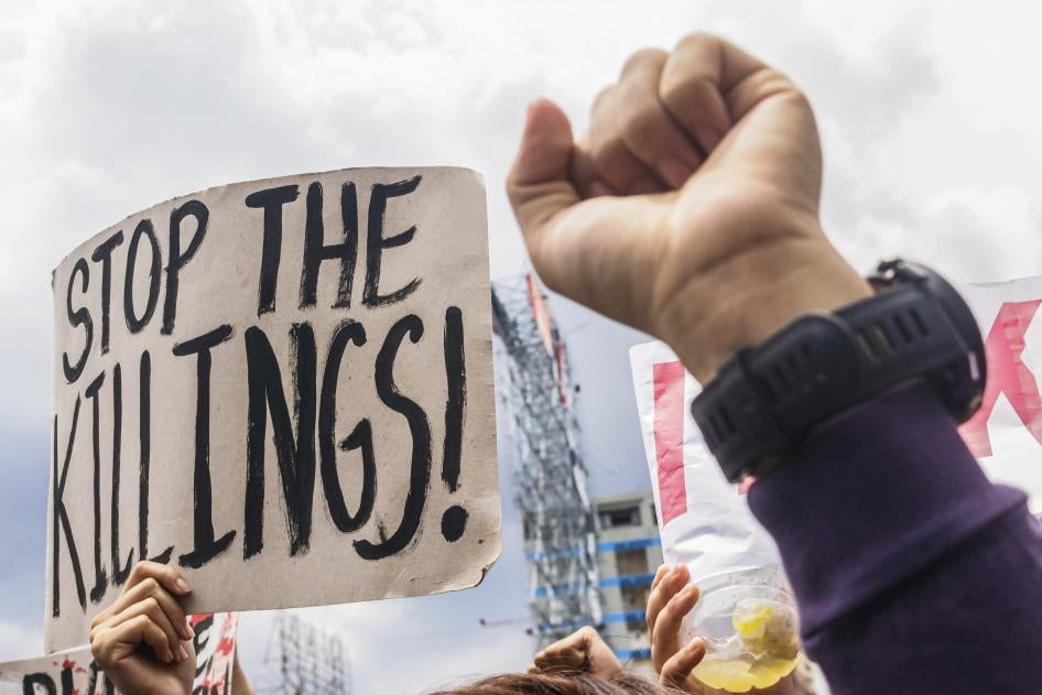 Unjuk rasa berlangsung saat pelantikan Ferdinand Marcos Jr. sebagai presiden di Plaza Miranda, Manila, 30 Juni 2022. 