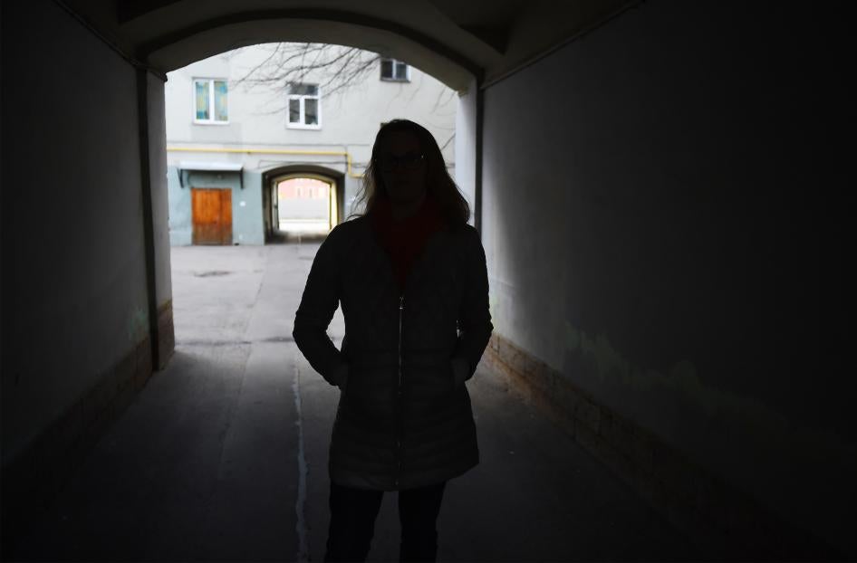 Российская трансгендерная женщина идёт по Санкт-Петербургу 12 апреля 2019 года. 