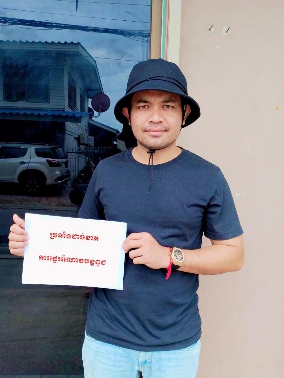 Phorn Phanna, a Cambodian opposition activist and refugee, holds a sign criticizing the Cambodian government’s transfer of power, July 26, 2023. 