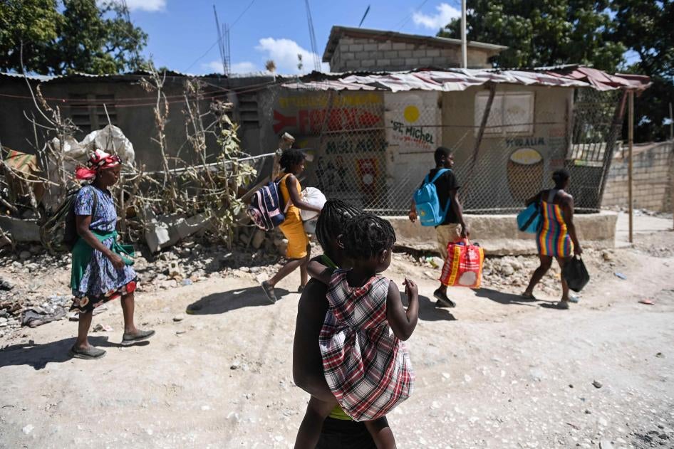 Famílias abandonam suas casas no bairro de Pétion-ville em Port-au-Prince, Haiti, em 23 de março de 2023, enquanto grupos criminosos ocupam áreas do Haiti. 