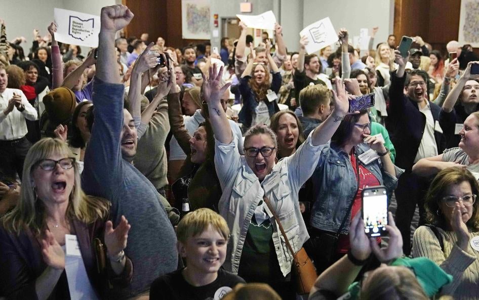 Des partisans de l'amendement 1 se réjouissent en regardant les résultats des élections, mardi 7 novembre 2023, à Columbus (Ohio). Les électeurs de l'Ohio ont approuvé un amendement constitutionnel qui garantit le droit à l'avortement et à d'autres formes de soins de santé reproductive. Le résultat de l'élection intense de mardi a été le dernier coup porté aux opposants à l'avortement. (AP Photo/Sue Ogrocki)