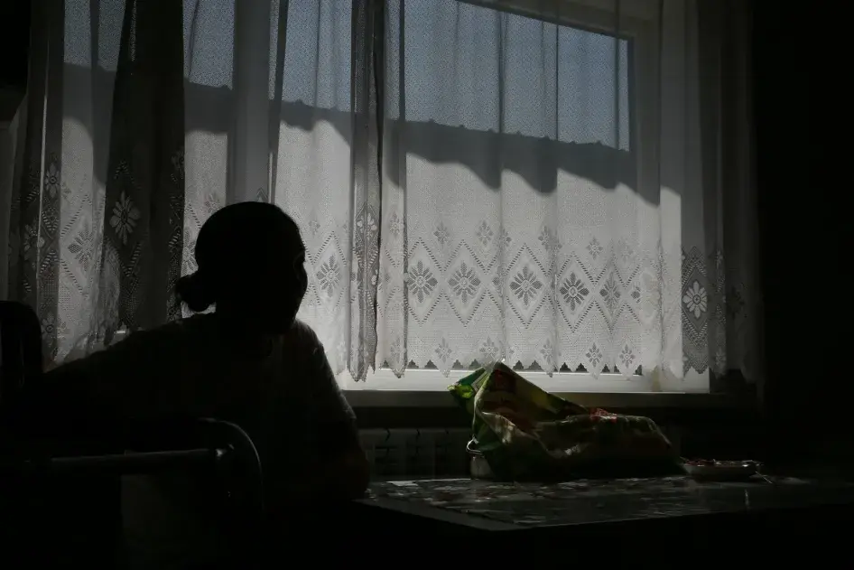 Aisha (nom fictif), une femme atteinte d'un handicap acquis, assise au Centre pour la vie autonome, à Bichkek, au Kirghizstan.