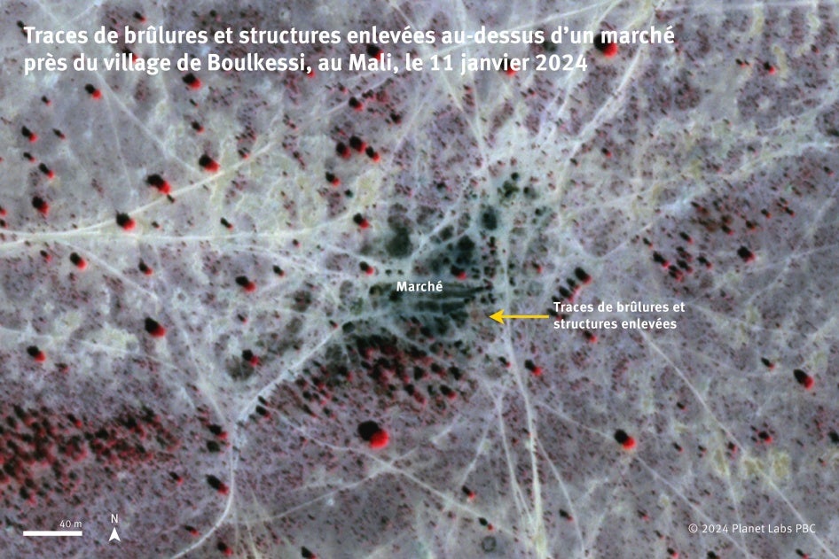 Une image satellite infrarouge du 11 janvier 2023 montre un marché détruit situé à 9 kilomètres au nord de Boulkessi, un village au Mali, suite à l’attaque du 18 novembre 2023. Sur les images infrarouges, la végétation apparait en rouge et les zones brulées sont plus sombres que les alentours. Image