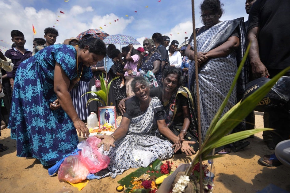Une femme tamoule pleure les membres de sa famille décédés lors d'une commémoration de la guerre civile à Mullivaikkal, au Sri Lanka, le 17 mai 2024.