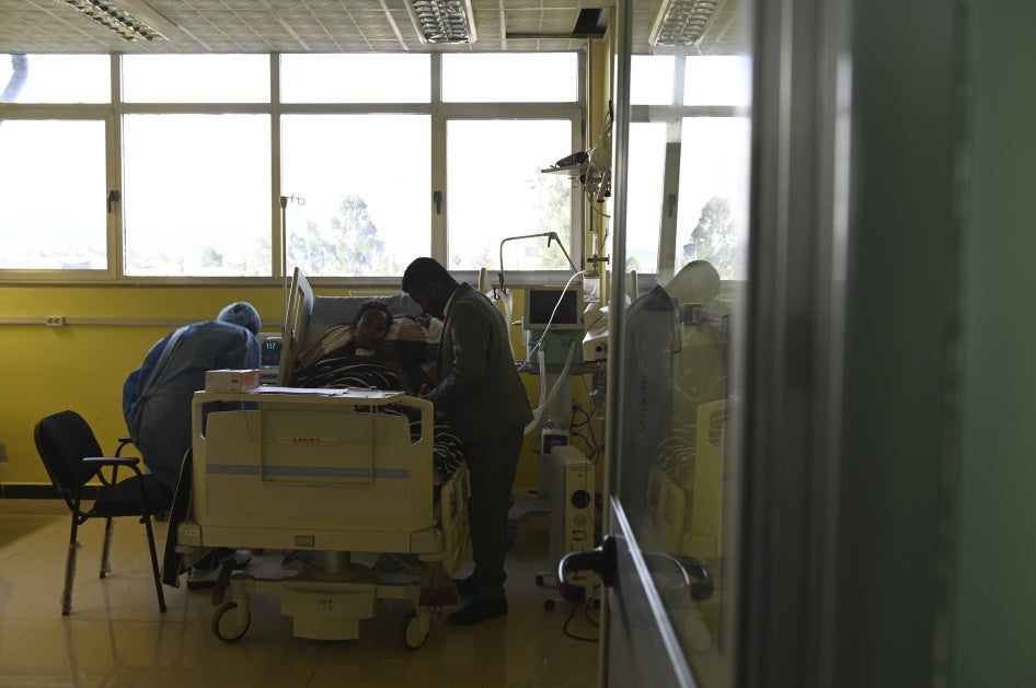 Une jeune femme allongée dans le lit d’une maternité d'un hôpital d'Addis-Abeba, en Éthiopie, en 2023.