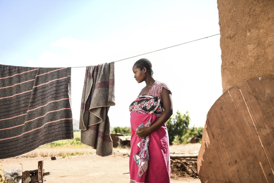 Une jeune femme enceinte s’apprêtait à rencontrer une sage-femme traditionnelle dans son domicile située dans le village de Simika (district de Chiradzulu), dans le sud du Malawi, en 2021.