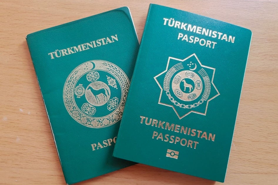 Couverture de deux passeports turkmènes