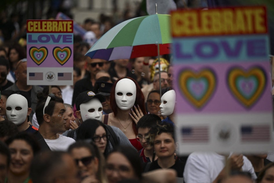 Ljudi učestvuju na Paradi ponosa LGBTK zajednice u Prištini 8. juna 2024, tražeći „slobodu“ i „jednaka prava“ na Kosovu