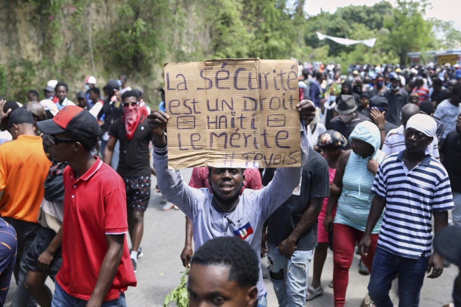 Un manifestante sostiene un cartel que dice en francés "La seguridad es un derecho, Haití se lo merece" durante una manifestación en Puerto Príncipe, Haití, el 2 de abril de 2025.
