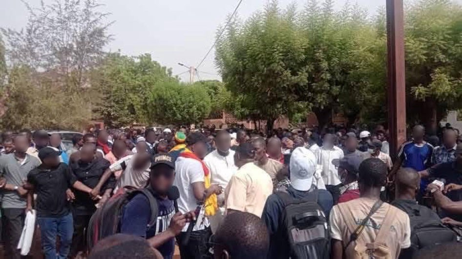 Des personnes protestant contre la décision de la junte d'interdire les partis politiques au Palais de la Culture de Bamako, au Mali, le 3 mai 2025.