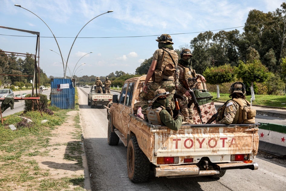 قوات حكومية سورية في مدينة اللاذقية، غربي سوريا، في 9 مارس/آذار 2025. 