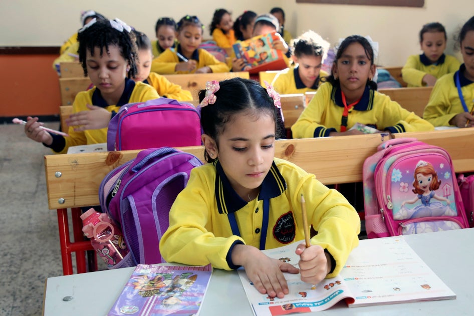 تلميذات في اليوم الأول من العام الدراسي الجديد في مدرسة حكومية بالقاهرة، مصر، 21 سبتمبر/أيلول 2025.