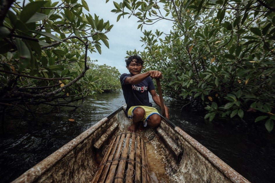 Hasael Compra, un pécheur philippin, ramait dans la zone d’une mangrove au bord de la petite  île de Siargao, dans le sud-est des Philippines, en 2025.