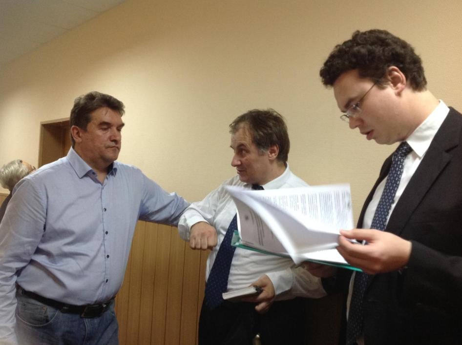 Представители Правозащитного Центра "Мемориал" ожидают начало судебного заседания. 28 сентября 2015, Москва. 