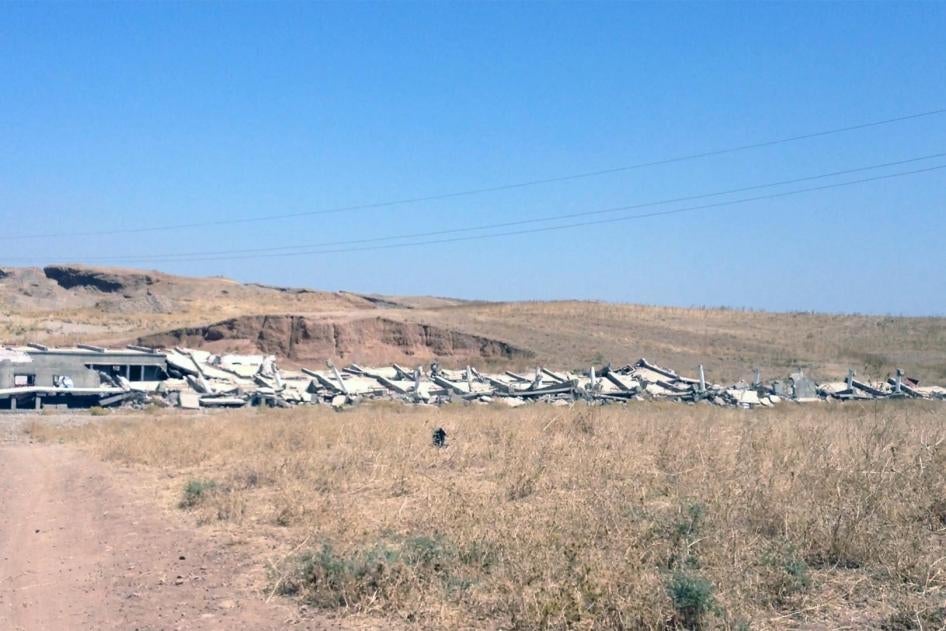 مزرعة دجاج يملكها قائد محلي في داعش يُزعم أنه قتل 24 إيزيديا قرب المزرعة على بحيرة الموصل، وقد دُمرت على يد من قال السكان إنهم عناصر البشمركة. © 2015 هيومن رايتس ووتش 