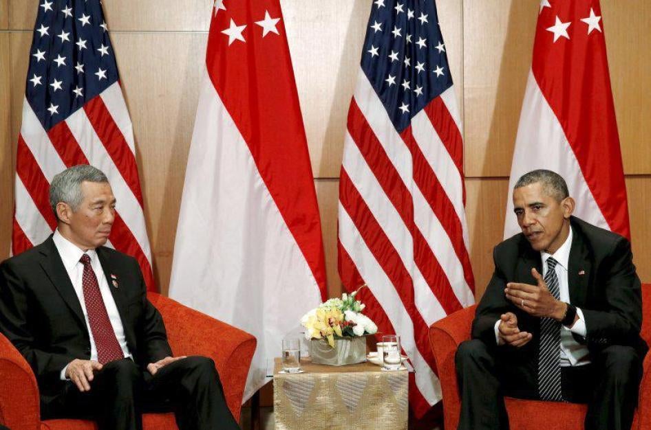Singapore Prime Minister Lee Hsien Loong and US President Barack Obama deliver remarks in Kuala Lumpur, Malaysia on November 22, 2015.