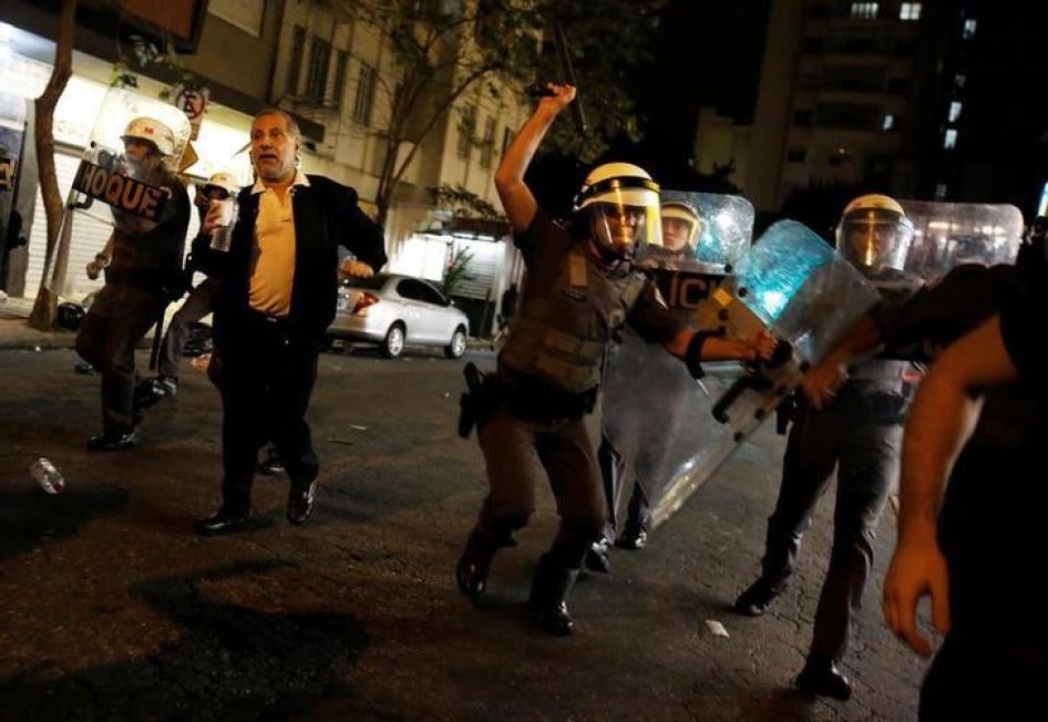 Batalhão de choque da polícia em confronto com manifestantes durante um protesto contra o impeachment da então presidenta do Brasil, Dilma Rousseff, em São Paulo, Brasil. 30 de agosto de 2016 