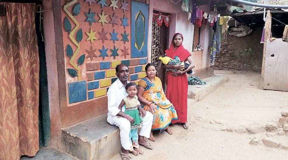 बस्तर, छत्तीसगढ़ के पत्रकार संतोष यादव का परिवार. यादव को सितंबर, 2015 में गिरफ्तार किया गया था.