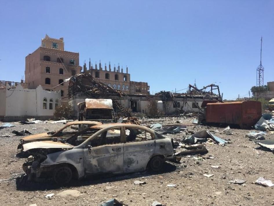 2016_AR_EME_Yemen_BombingBusinesses_13