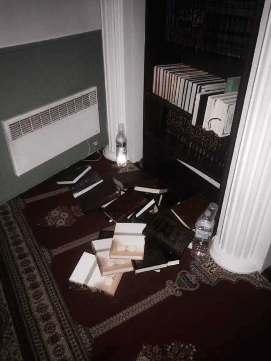 أضرار لحقت بمسجد أوبرفيلليه، وهي ضاحية شمال باريس، خلال مداهمة نُفذت بموجب قانون الطوارئ قامت بها الشرطة في 17 نوفمبر/تشرين الثاني 2015. 