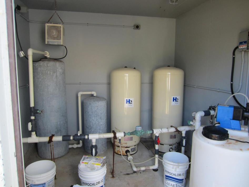 Pump house in Shoal Lake 40 First Nation where raw lake water is mixed with chlorine disinfectant before being pumped out to households. © 2015 Amanda Klasing/Human Rights Watch