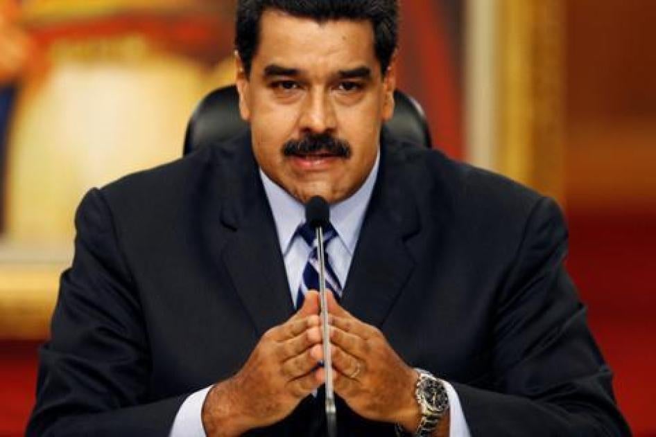 El Presidente de Venezuela, Nicolás Maduro, gesticula mientras habla en una conferencia de prensa en el Palacio de Miraflores en Caracas el 17 de mayo de 2016. © 2016 Reuters