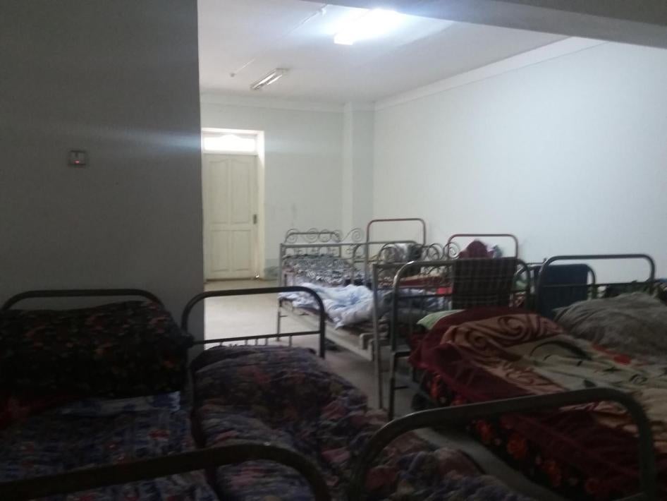 Импровизированное общежитие, организованное в здании школы для студентов, которые собирают хлопок, Сырдарьинская область, сентябрь 2016 г.