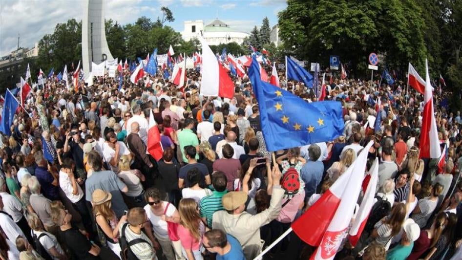 Manifestation devant le Parlement à Varsovie, en Pologne, le 16 juillet 2017.