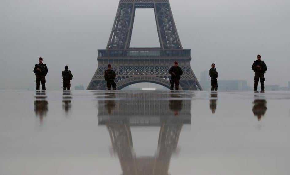 Une patrouille de soldats français de l’opération antiterroriste « Sentinelle » près de la Tour Eiffel à Paris (France), le 3 mai 2017