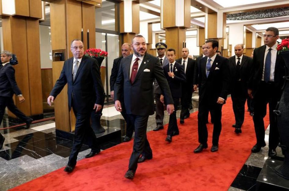 Le roi du Maroc Mohammed VI (photographié ici lors d’une visite à Marrakech en novembre 2016) a rendu hommage en juillet 2017 aux forces de l’ordre pour la manière dont elles ont réagi aux manifestations dans la région du Rif, en dépit d’allégations d’abu