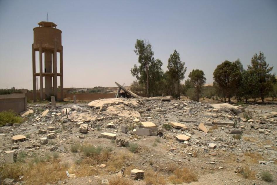 ركام مبنى سكني قال سكان محليون إنه قصف في هجوم للتحالف يوم 30 مارس/آذار 2017 قتل 6 مدنيين. 