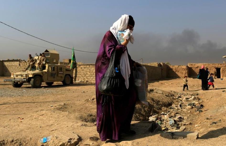 A woman fleeing the fighting between the Islamic State and Iraqi Security Forces in Intisar neighbourhood in eastern Mosul on November 7, 2016.