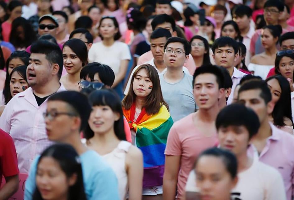 201801wr_singapore_human_rights A woman wrapped in the rainbow flag is seen at the Pink Dot rally, Singapore's annual gay pride rally, at a park in Singapore July 1, 2017. 