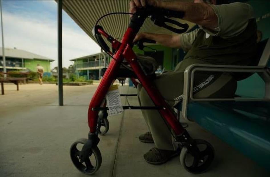 Un prisonnier handicapé assis sur une chaise spéciale, dans la cour du Centre correctionnel de Wolston (Queensland), en Australie