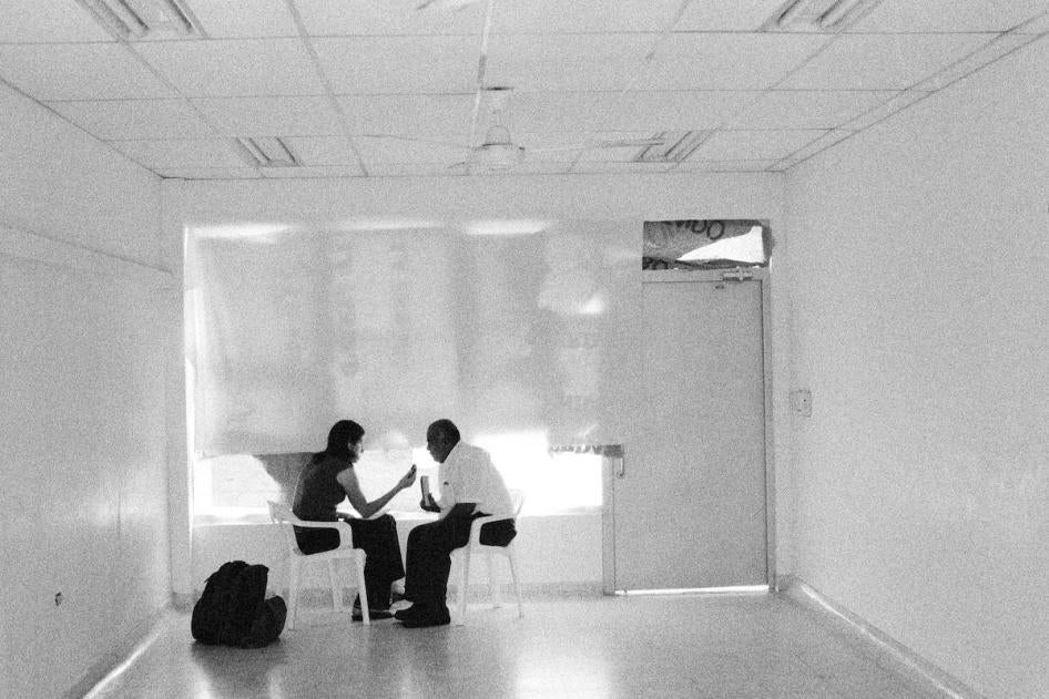 Diro César González, journalist and publisher of the bi-weekly newspaper, La Tarde, gives testimony to Maria McFarland Sánchez-Moreno.