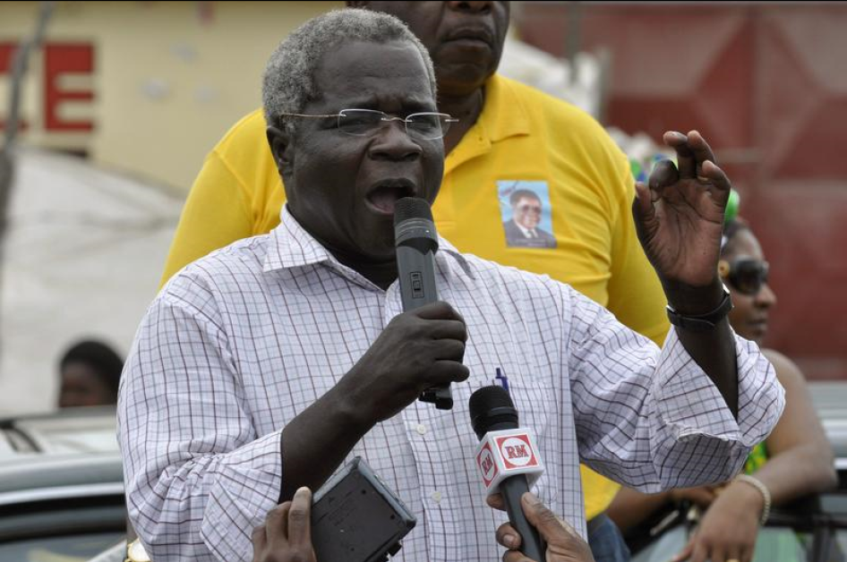 Afonso Dhlakama, head of Mozambique's opposition party Renamo, addresses an election rally in Matola, near Maputo, on the last day of campaigning October 25, 2009. © 2009 Reuters/Grant Lee Neuenburg 