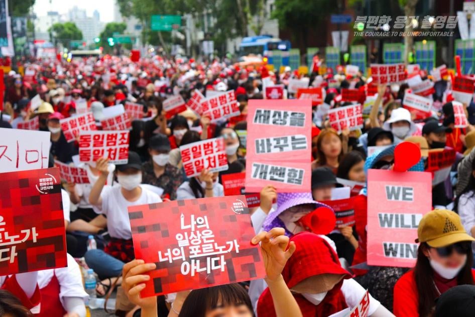  South Korean women march through the streets of Seoul