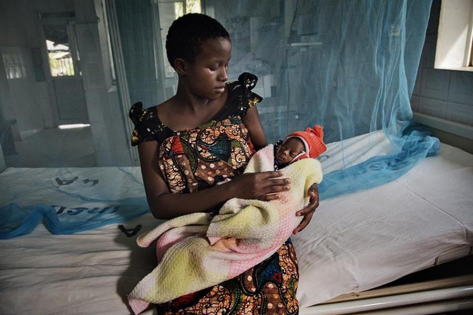 Angela, une jeune mère âgée de 15 ans, photographiée avec son bébé dans un hôpital à Shinyanga, en Tanzanie, en août 2014.