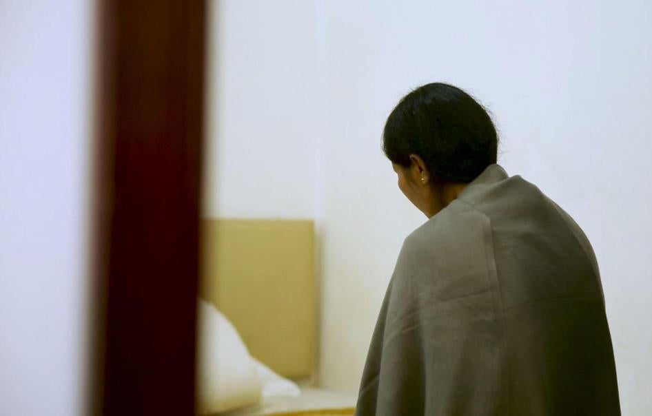 “于是那个中国男人就说，’你如果不愿意嫁人，我们把你送到这里花了...三千块人民币，你又在这里住了十天，所以你总共得还我4千块人民币 [637美元]。你马上给我钱，否则我叫那个要娶你的男人今晚或明天过来接你。’” -- 克钦族少妇，2015年被贩运，在被售出前逃走向中国警方报案。