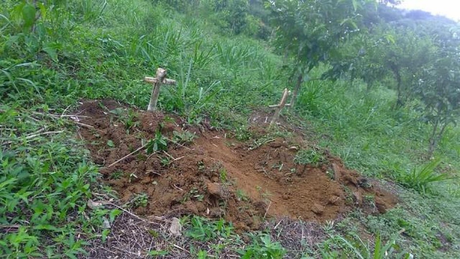 Alguém simulou duas covas no quintal de Osvalinda e Daniel Pereira, como forma de ameaçá-los, em maio de 2018. Foto cedida por Osvalinda Pereira.