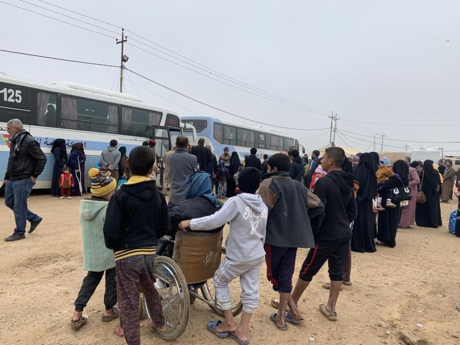 Government buses waiting to move families from one camp in Anbar governate to another during a previous wave of camp closures in December 2018.  © 2018 Belkis Wille/Human Rights Watch