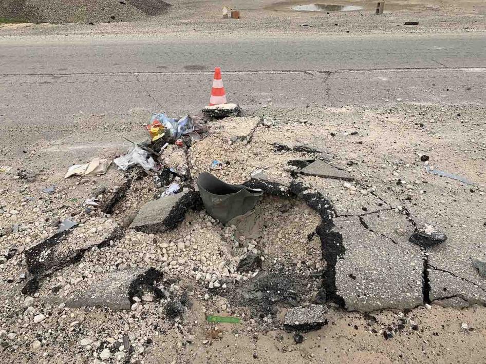 مخزن حمولة فارغ من قنبلة عنقودية من طراز "آر بي كي- 250 بي تي إيه بي-2.5 إم"، انفجر في طريق الأصفاح قرب مطار طرابلس الدولي، بعد هجوم في 2 ديسمبر/كانون الأول 2019 أو نحو ذلك، ضواحي طرابلس، ليبيا، 18 ديسمبر/كانون الأول 2019. 